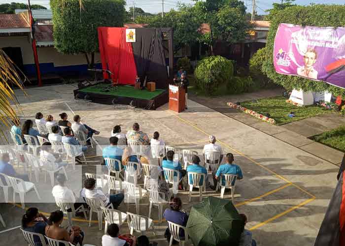 Estudiantes de Granada celebran la vida y legado del Héroe Bidkar Muñoz