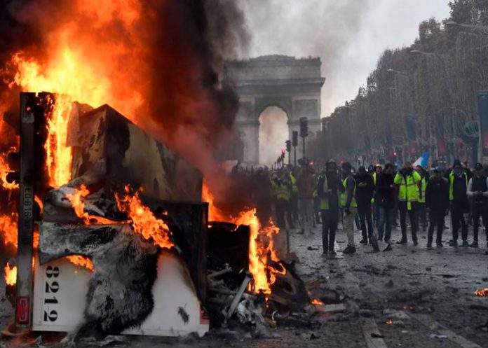 En Francia se registraron 81 incendios y 55 vehículos quemados por protestas