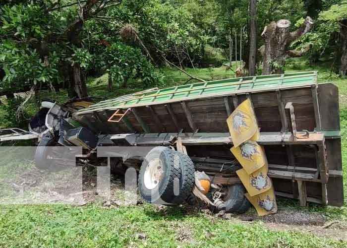 Foto: ¡Vivo de milagro! Camión de piedras se da vuelta en carretera Boaco–Muy Muy / TN8