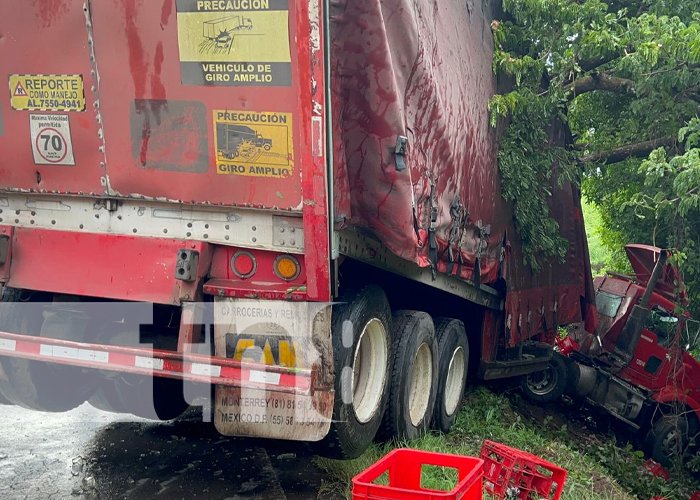 Foto: ¡Se salvó! Conductor de rastra de gaseosas pierde el control sobre la vía Juigalpa-Managua / TN8