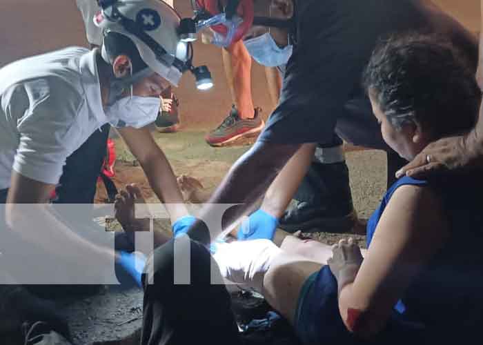 Foto: Pareja de motorizados lesionados luego que camioneta los impactara en Crt. Xiloá / TN8
