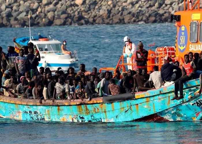 Rescatistas de España localizan embarcación con migrantes