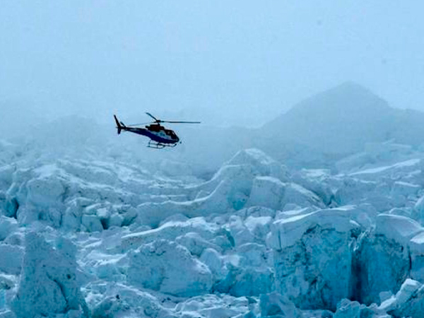 Helicóptero choca cerca del Monte Everest en Nepal y mueren seis personas
