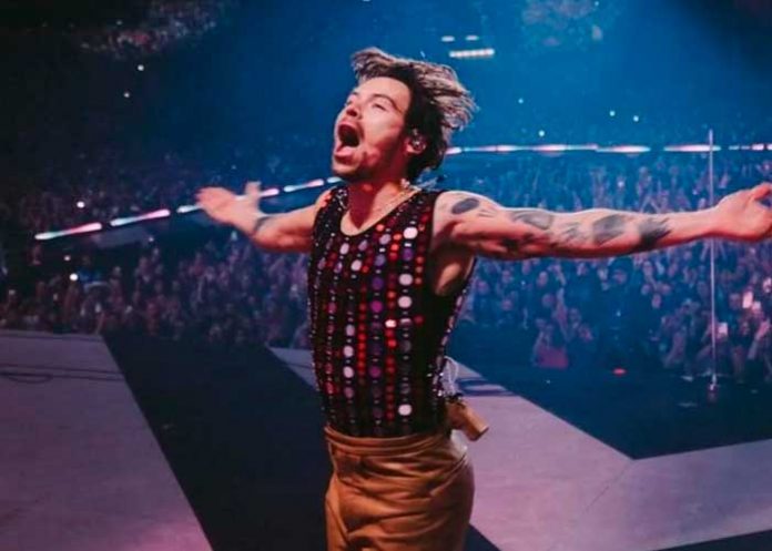 Tremendo guasmazo recibe Harry Styles en concierto en Viena (Video)