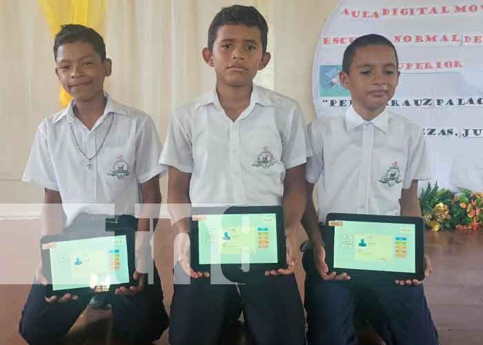 Escuela Normal Pedro Arauz Palacios en Bilwi recibe un aula Digital Móvil