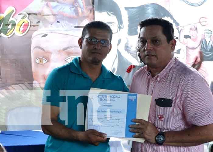 Entregan certificados a artesanos y emprendedores de Monimbó