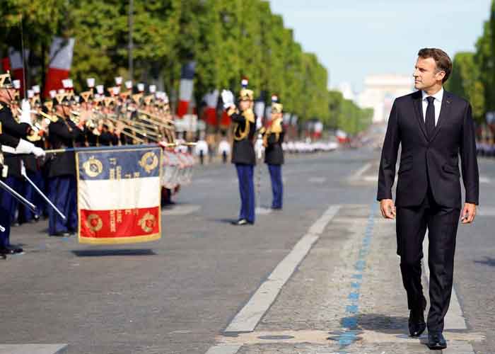 Macron fue recibido con una ola de abucheos en el desfile de la Fiesta Nacional