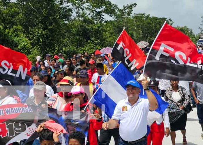 Foto: Familias de Twi Waupasa caminan rumbo al 44 aniversario de la Revolución en el Caribe Norte / TN8