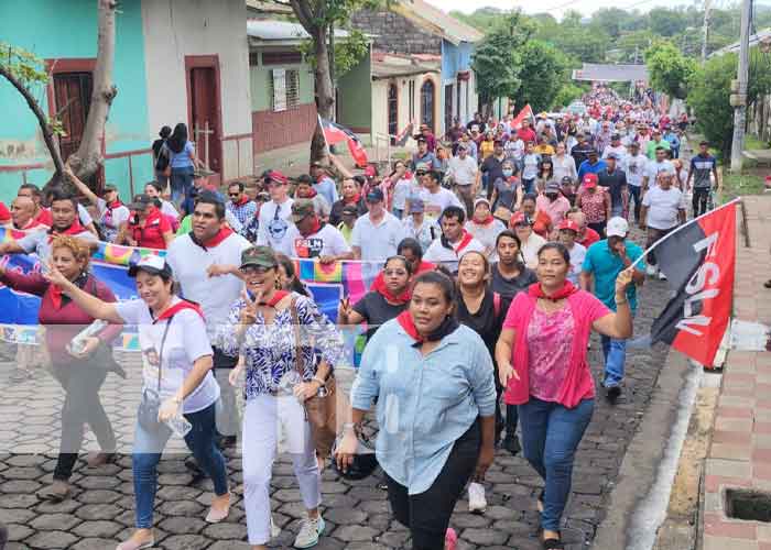 Foto: Leoneses se llenan de orgullo con caminata y cantata revolucionaria / TN8