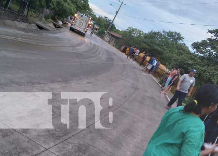 Foto: Camión cisterna se da vuelta a un lado de la vía en Crt. El Papayal a Malacatoya (VIDEO) / TN8