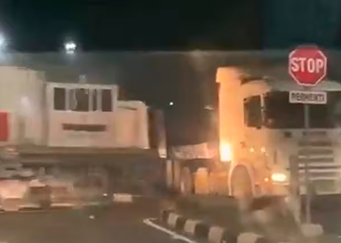 Gran explosión al colisionar un tren y un camión en Indonesia