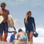 Así fue la caída de Shakira mientras surfeaba en Costa Rica (Video)