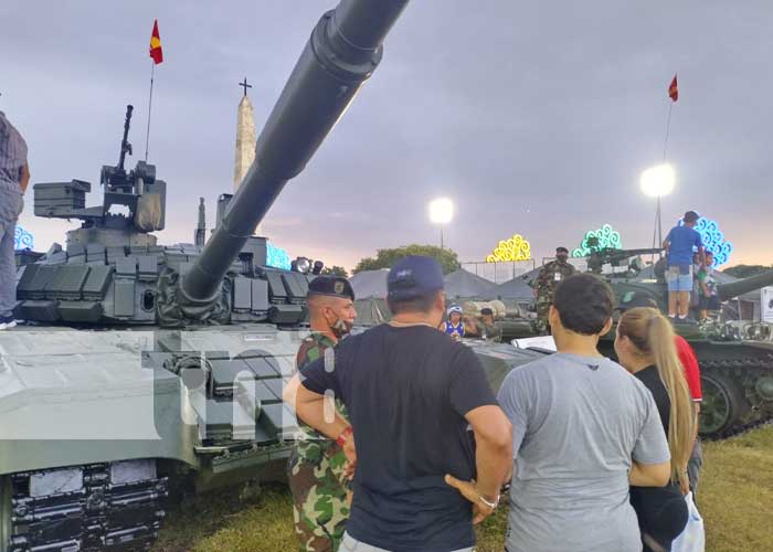 Familias visitan Plaza La Fe para conocer sobre los medios y armas que exhibe el Ejército de Nicaragua
