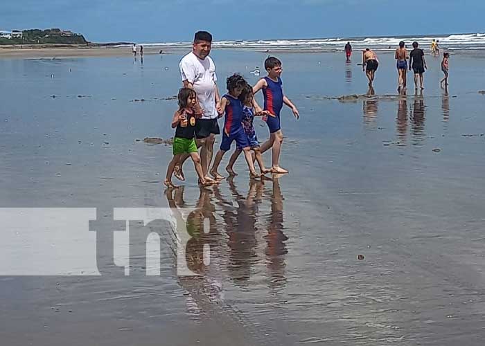 Nicaragüenses se refrescan con las cálidas aguas de Pochomil y Masachapa