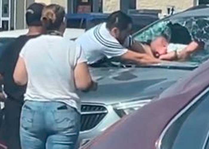 Sacan de un parabrisas a un bebé a punto morir asfixiado en un carro (VIDEO)