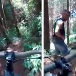 ¡Atrapados! Ciclista descubre a una pareja haciendo el amor en el bosque