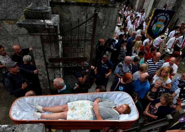 Desfilar en ataúd con la ropa que llevarías en tu funeral, tradición en España