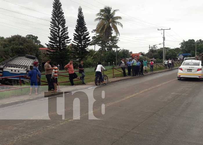 Foto: ¡Vivos de milagro! Bus pierde el control y termina fuera de la carretera en Malacatoya / TN8