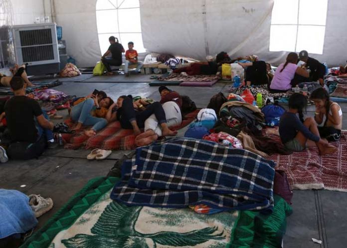 300 migrantes que iban amontonado en dos camiones son rescatados en México