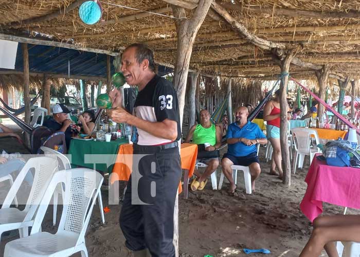 Nicaragüenses se refrescan con las cálidas aguas de Pochomil y Masachapa