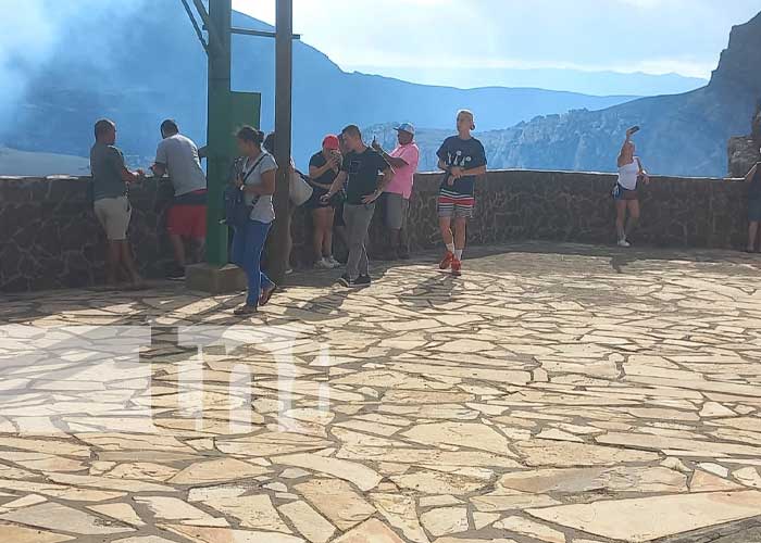 Foto: Turistas nacionales y extranjeros son atraídos por las bellezas del Volcán Masaya / TN8
