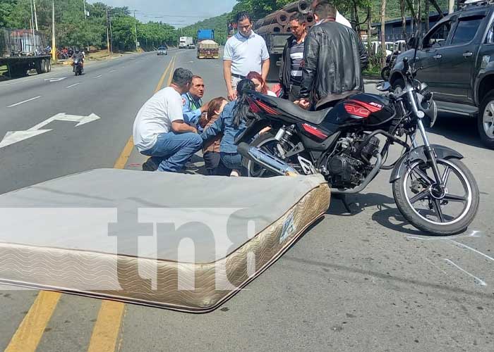 Foto: Cae pesado colchón de camioneta y deja fracturada a acompañante de moto en las cercanías a la Cuesta El Plomo/Tn8