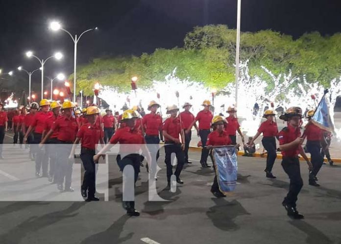Desfile de antorchas: Benemérito Cuerpo de Bomberos celebra su 77 aniversario
