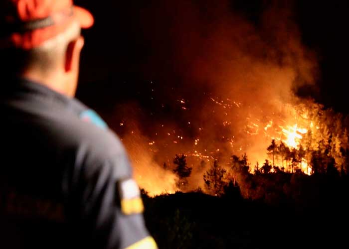 Un anciano muerto y otra avioneta estrellada por los incendios en Italia y Grecia