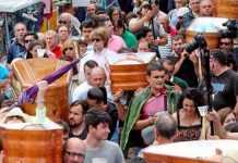 Desfilar en ataúd con la ropa que llevarías en tu funeral, tradición en España