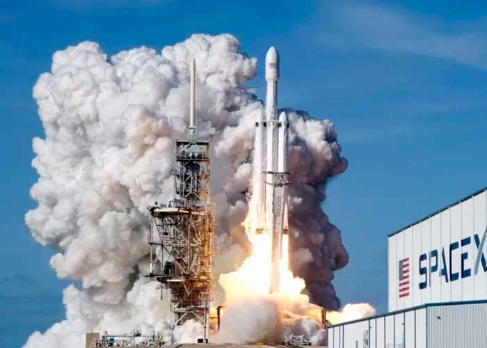 Foto: "Se sospecha" que Elon Musk podría haber “perforado” el borde del espacio, al lanzar el vehículo SpaceX hacia la ionosfera de la Tierra / Cortesía. 