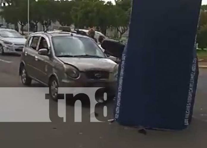 Taxista se tira alto y deja volcada una mototaxi en Managua