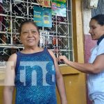 Familias del barrio René Polanco en Managua se vacunan contra el COVID-19