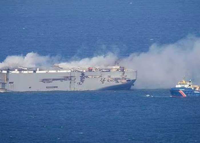 Países Bajos intentan apagar incendio de buque de carga