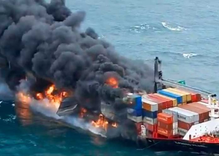 Países Bajos intentan apagar incendio de buque de carga