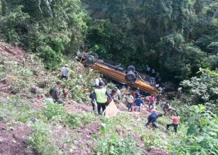 Muertos y heridos al caer un bus en Colombia