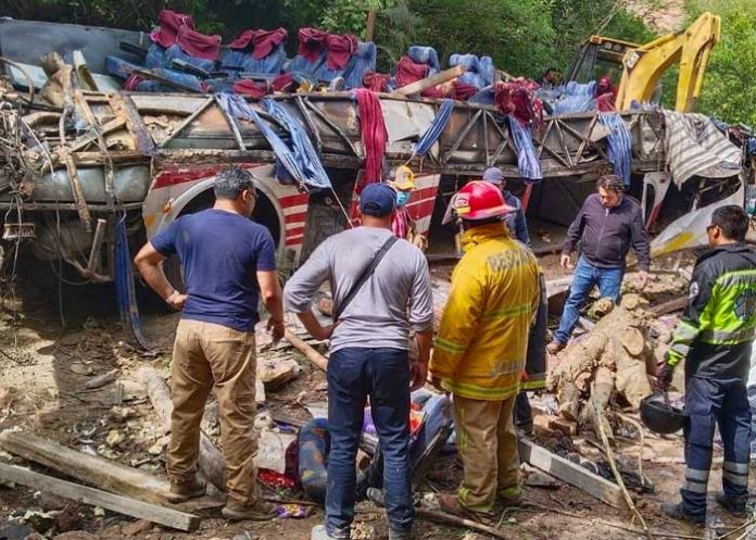 Al menos 25 muertos tras volcadura de bus en México