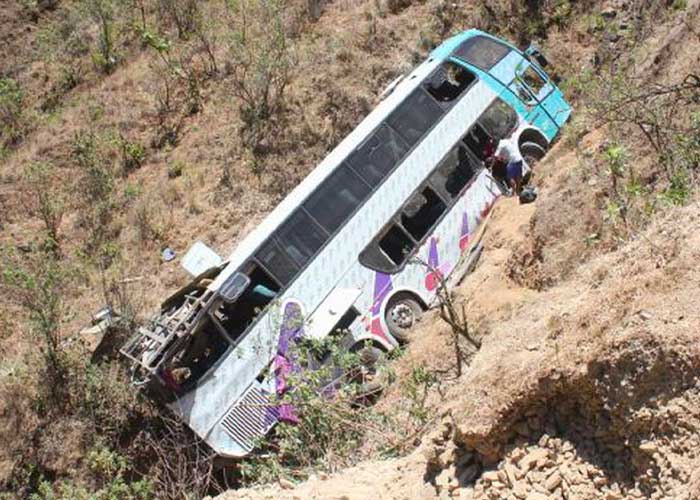 Muertos y heridos al caer un bus en Colombia