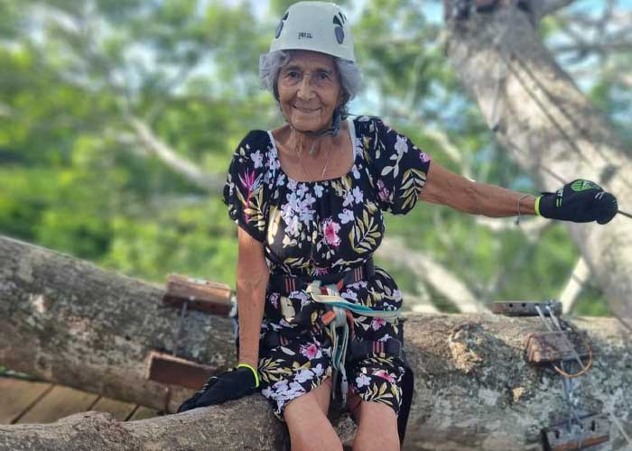 Foto: Abuelita se hace viral con el canopy de Catarina / Cortesía