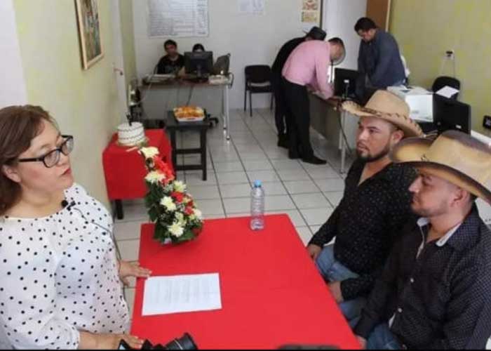 Compadres se enamoran y hacen boda del año