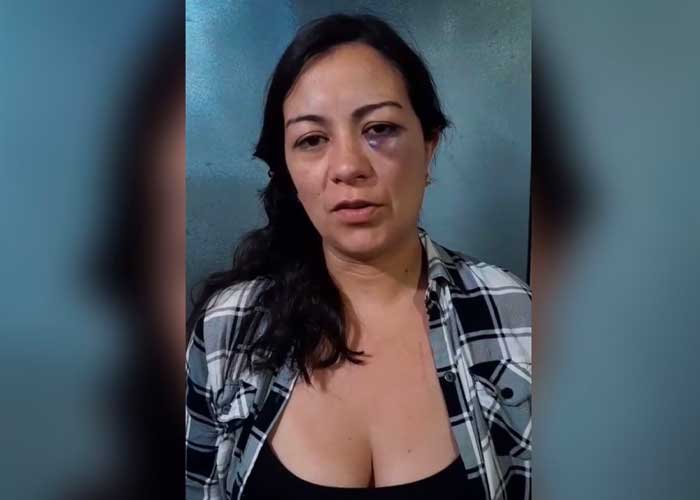 Maestra es golpeada por sus estudiantes en Colombia