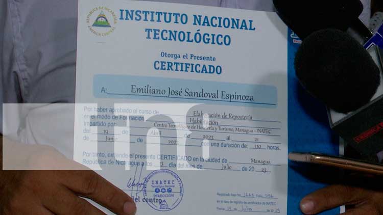 Foto: 36 adultos mayores reciben certificados en en diversos cursos técnicos, destacando la perseverancia y optimismo de ellos /TN8