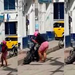 Encontró la moto de su esposo afuera de un hotel y la destruyó