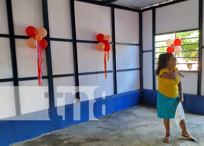 Familia del barrio Hilario Sánchez, Managua recibe las llaves de su casa digna