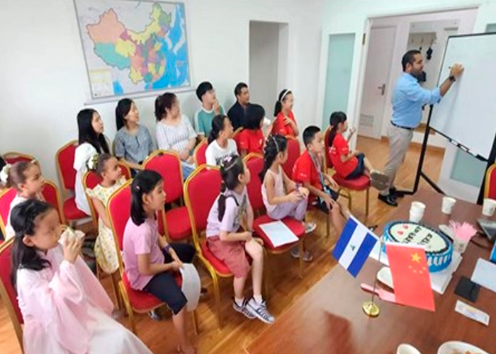 Estudiantes de Bejing visitan embajada de Nicaragua para conocer historia