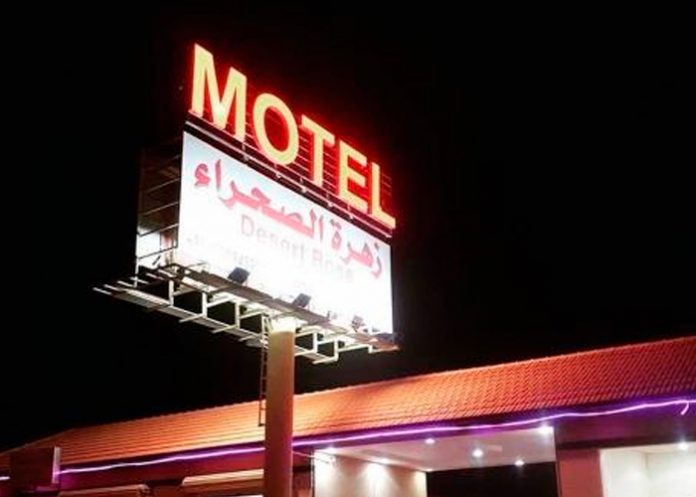 Mujer sigue a su esposo a un motel y descubre que es 