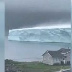 Colosal iceberg es captado navegando en Canadá (VIDEO)