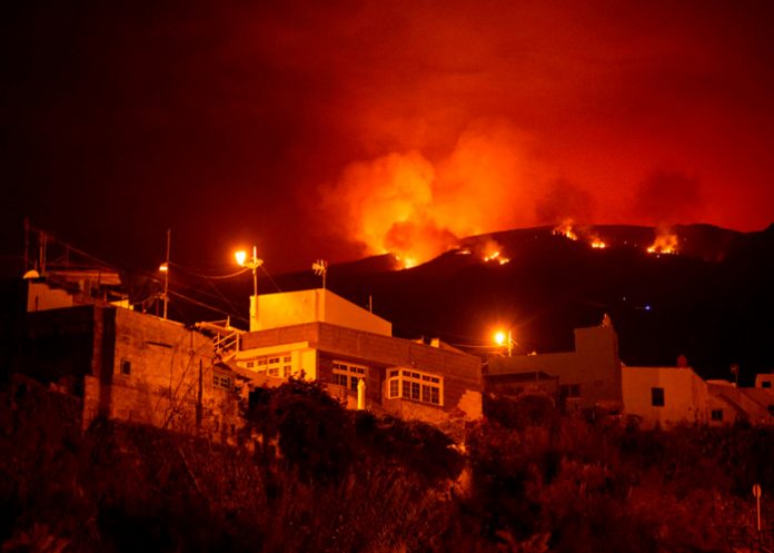 Descontrolado incendio arrasa con 5 mil hectáreas de Tenerife en España