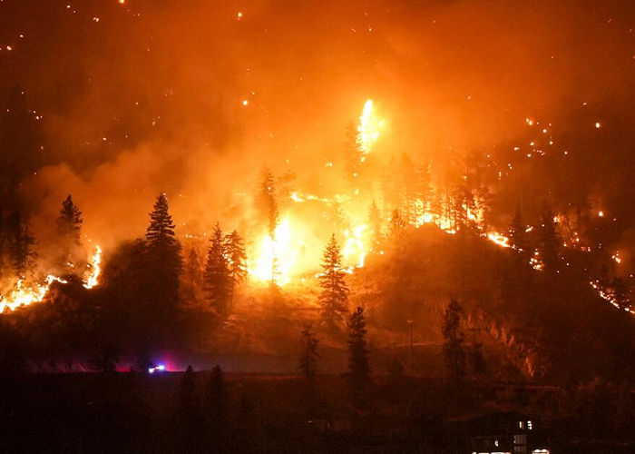 Más de 20 mil habitantes huyeron debido al gran incendio en Canadá
