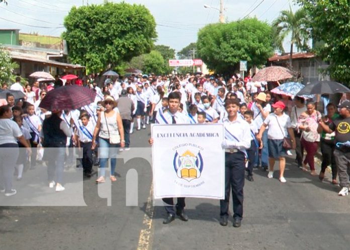 Estudiantes del Distrito V de Managua dieron inicio a las festividades patrias con un emotivo desfile