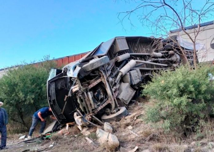 Accidente entre autobús y tren dejó 5 personas muertas y 11 heridos en México